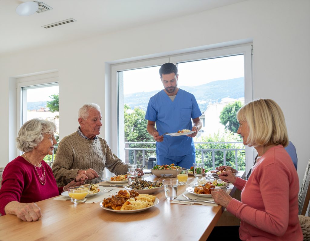 personas mayores comiendo