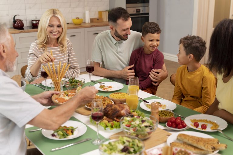 Familia compartiendo una comida casera