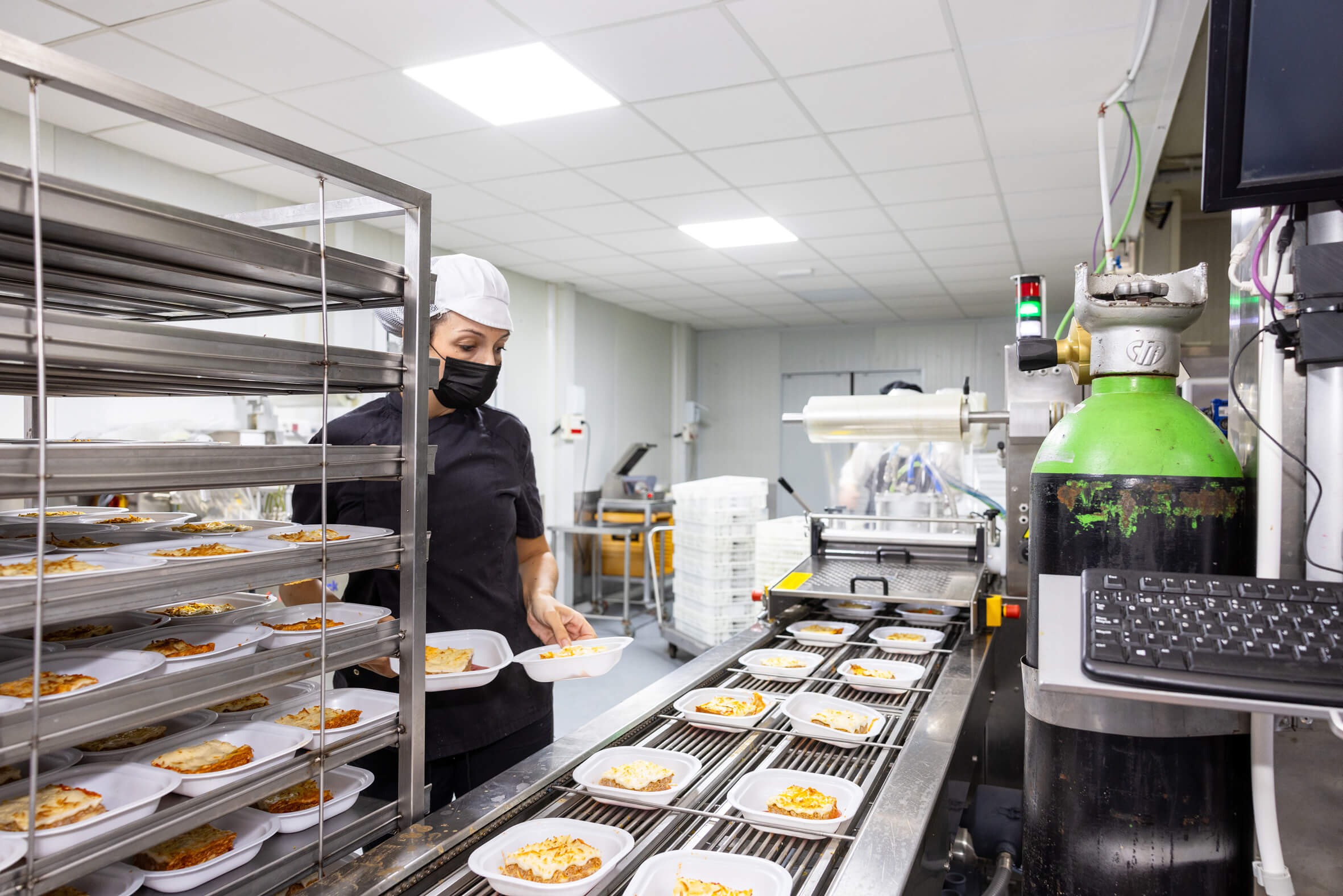 persona en cadena de alimentación