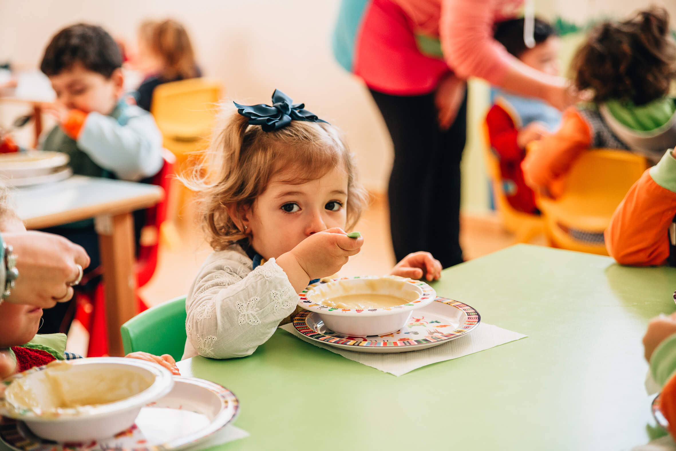 niña comiendo sopa