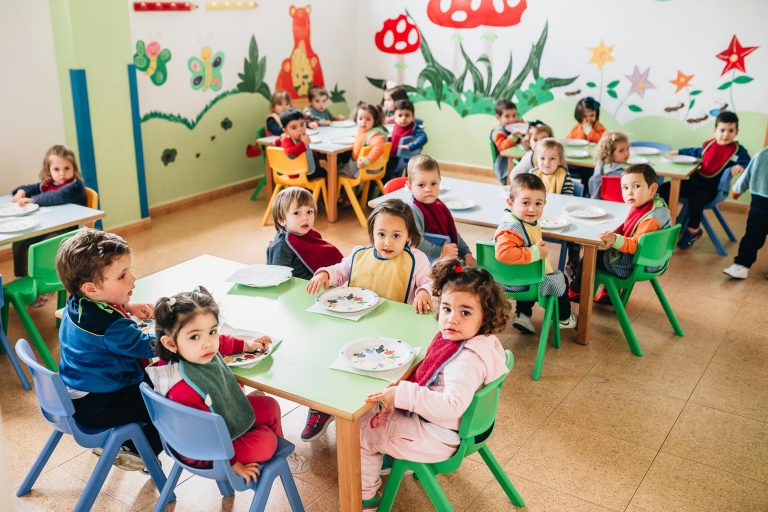 Niños comiendo en un comedor escolar